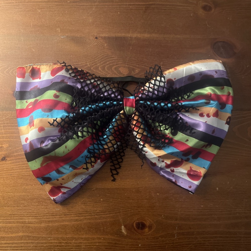Freak Show Bloody Bow Tie. Halloween 15" x 8-1/4".‎